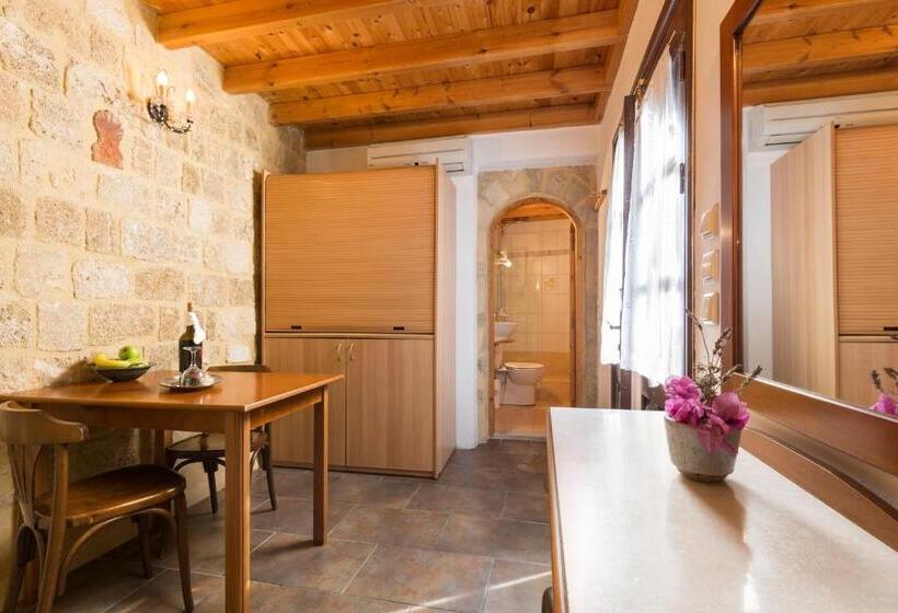 סטודיו סטנדרט עם מרפסת, Camelot Traditional & Classic