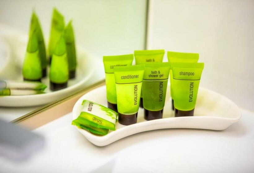 标准工作室, Nightcap At Shoppingtown