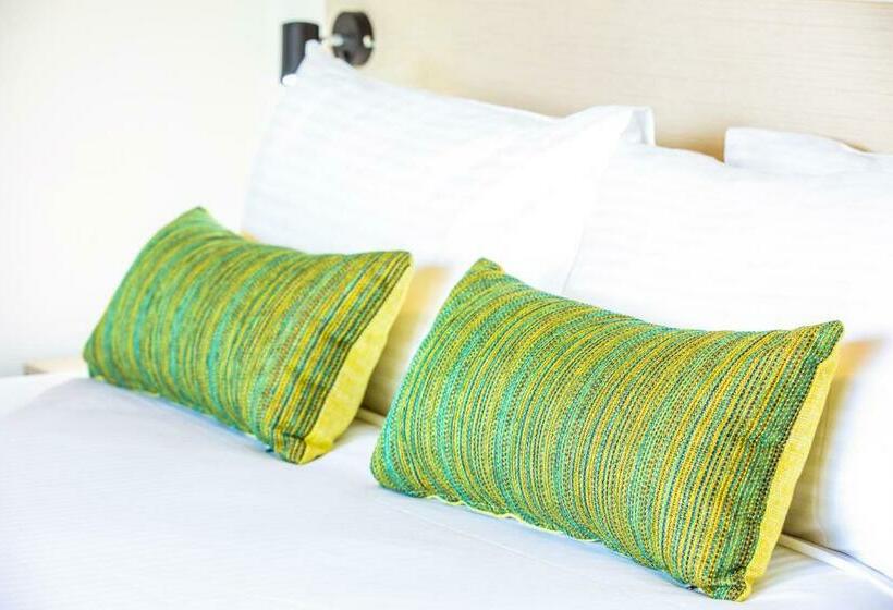 标准工作室, Nightcap At Shoppingtown