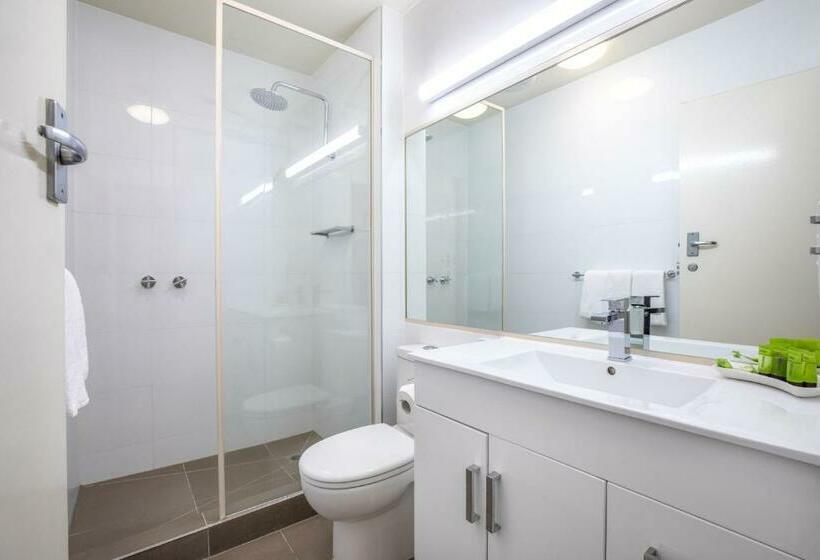 标准工作室, Nightcap At Shoppingtown