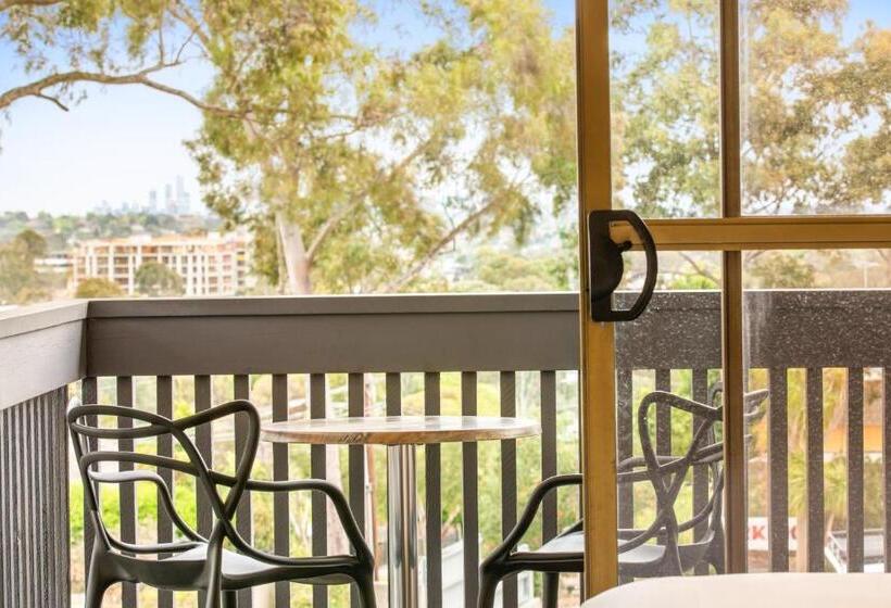 标准工作室, Nightcap At Shoppingtown