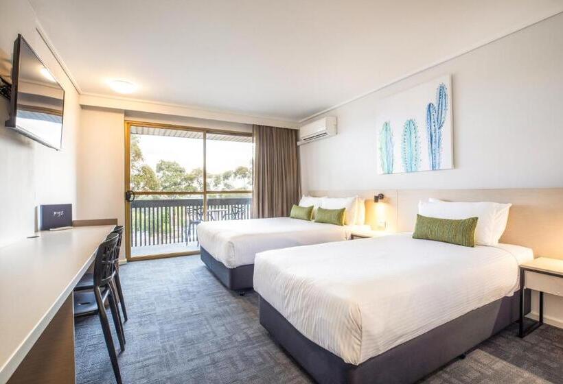 标准工作室, Nightcap At Shoppingtown