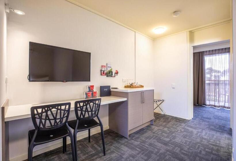 家庭工作室, Nightcap At Shoppingtown