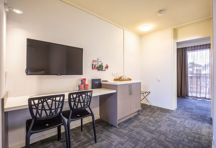 家庭工作室, Nightcap At Shoppingtown