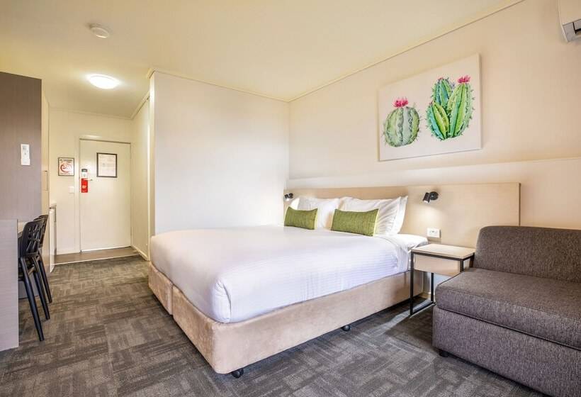 标准工作室, Nightcap At Shoppingtown