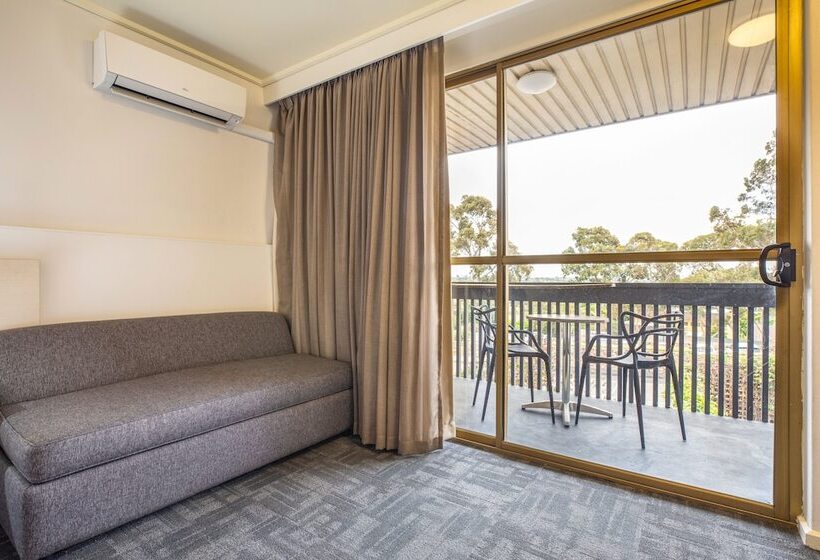 标准工作室, Nightcap At Shoppingtown