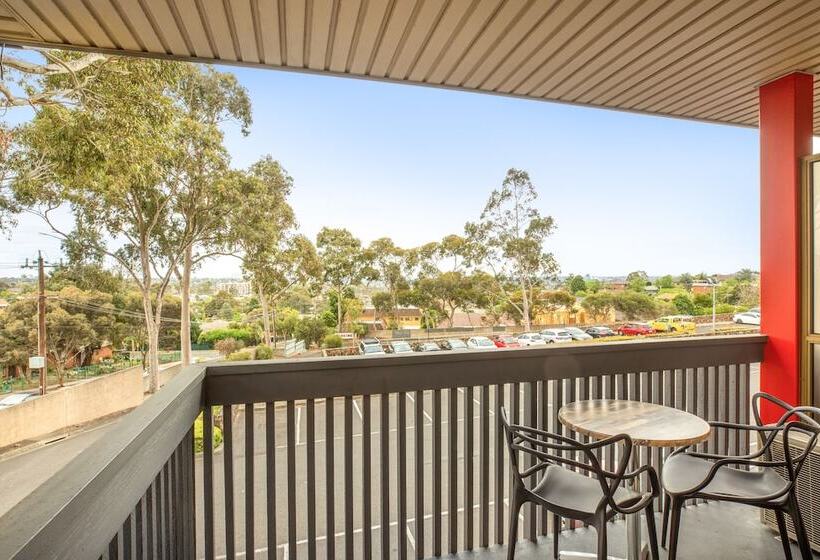 标准工作室, Nightcap At Shoppingtown