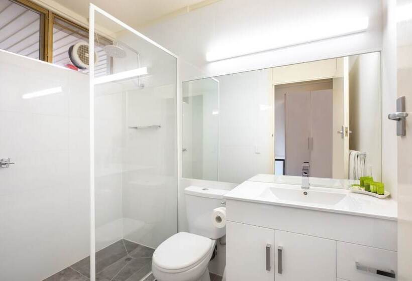 标准工作室, Nightcap At Shoppingtown