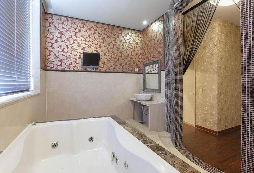 סוויטה דלוקס, Carlton