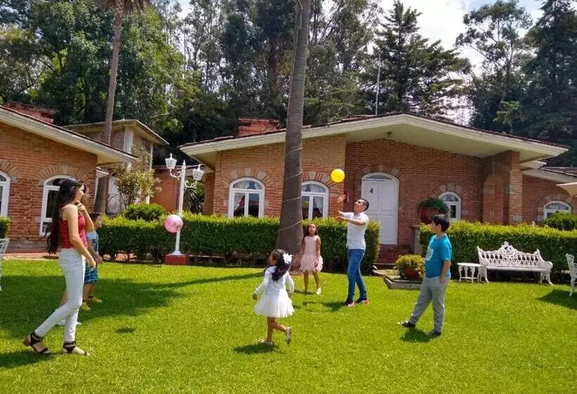 ガーデンビューの３ベッドルームビラ, Villa Monarca Inn