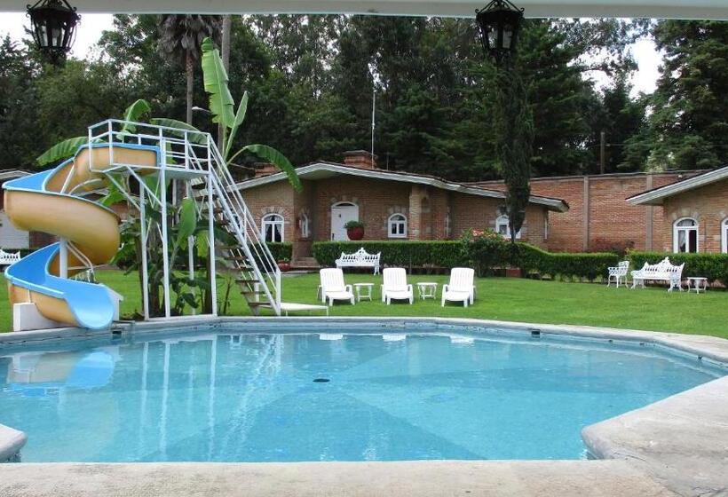 ガーデンビューの３ベッドルームビラ, Villa Monarca Inn