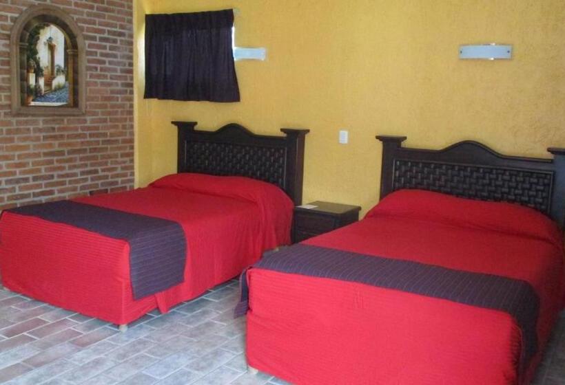 غرفه قياسيه سريرين مزدوجين, Villa Monarca Inn