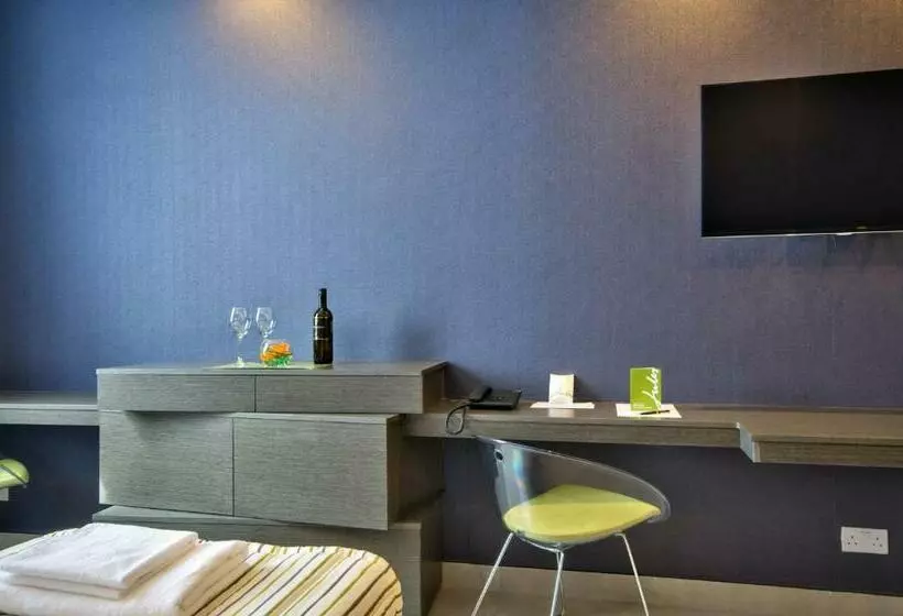 اتاق استاندارد برای معلولان, Jules Suites
