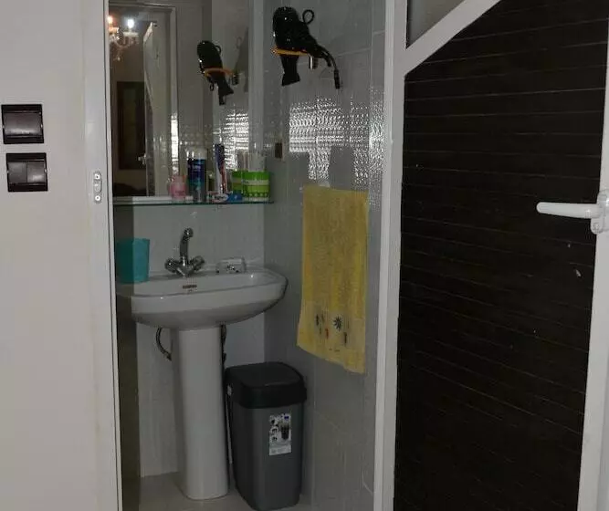 سوییت, Riad Asma