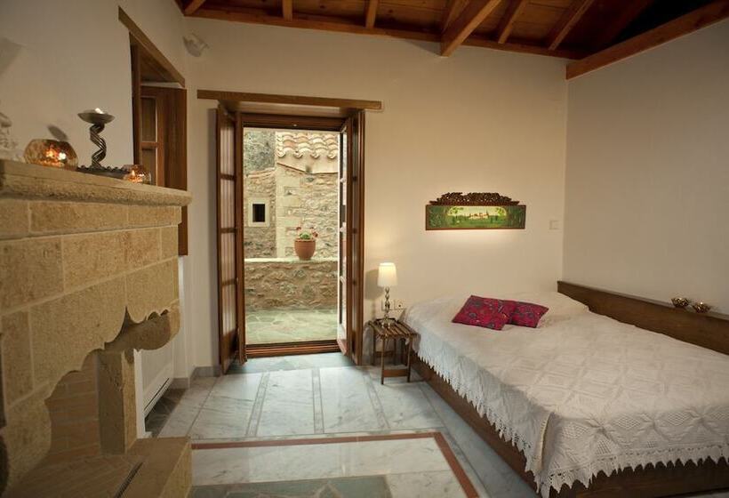 غرفة قياسية مزوَّدة بشُرفة, Theophano Art