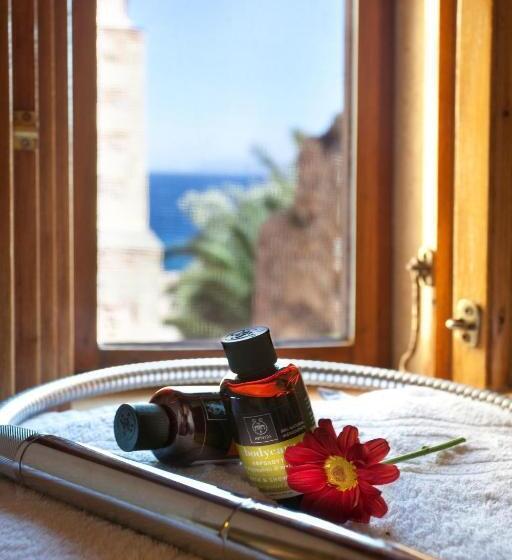 جناح مزوَّد بشرفة, Theophano Art