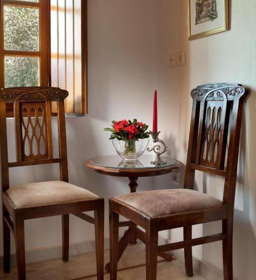 غرفة قياسية, Theophano Art