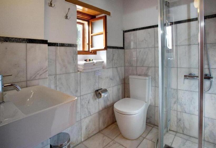 غرفة قياسية مزوَّدة بشُرفة, Theophano Art