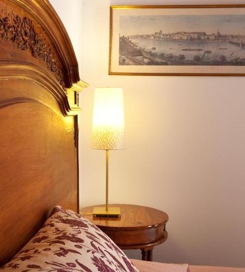 غرفة قياسية مزوَّدة بشُرفة, Theophano Art