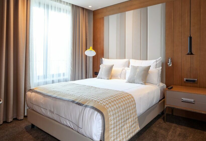 اتاق کلاسیک سه تخته, Titanic Chaussee Berlin