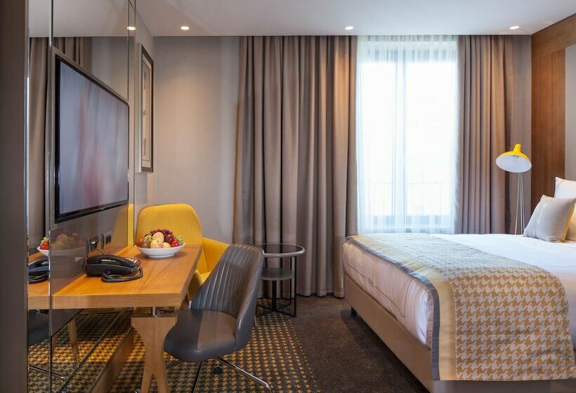 اتاق کلاسیک سه تخته, Titanic Chaussee Berlin