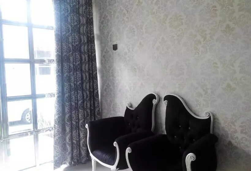 Delüks Oda, Just Inn