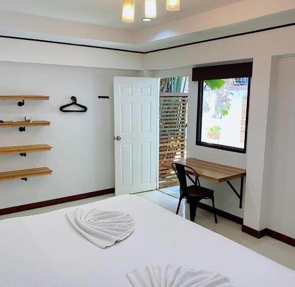 اتاق لوکس, The Reef Hotel & Studios