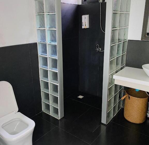 اتاق لوکس با بالکن, The Reef Hotel & Studios