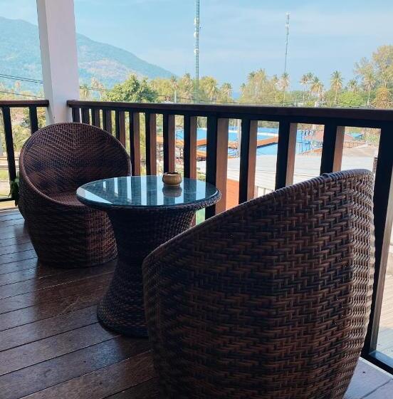 带阳台的豪华间, The Reef Hotel & Studios