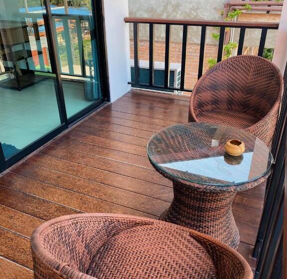 带阳台的豪华间, The Reef Hotel & Studios