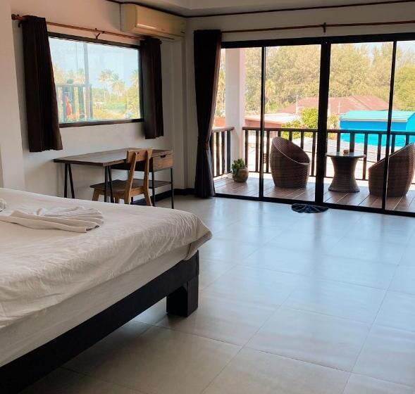 اتاق لوکس با بالکن, The Reef Hotel & Studios