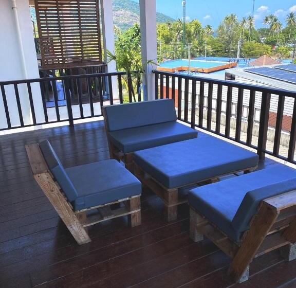 家庭间, The Reef Hotel & Studios