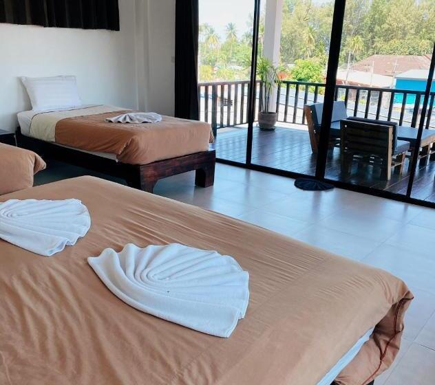 家庭间, The Reef Hotel & Studios