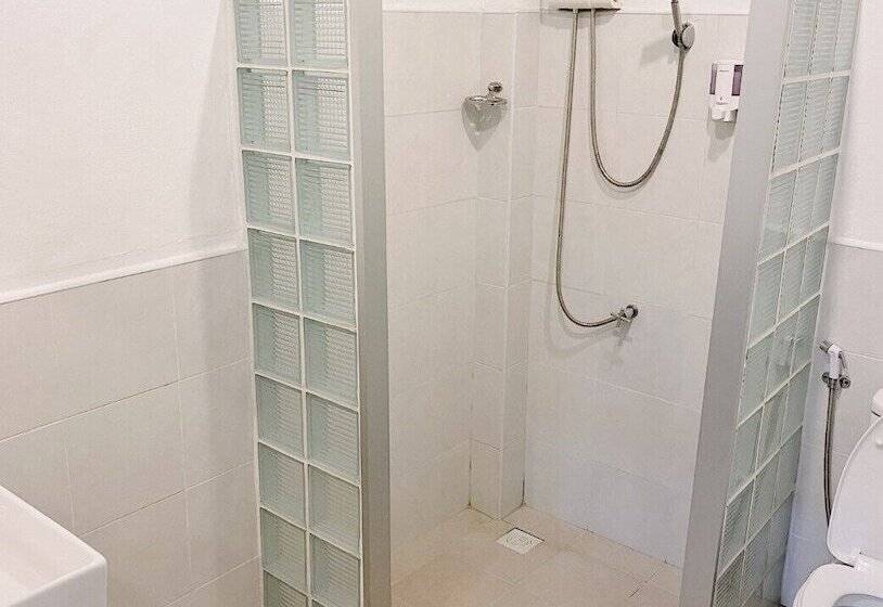 家庭间, The Reef Hotel & Studios