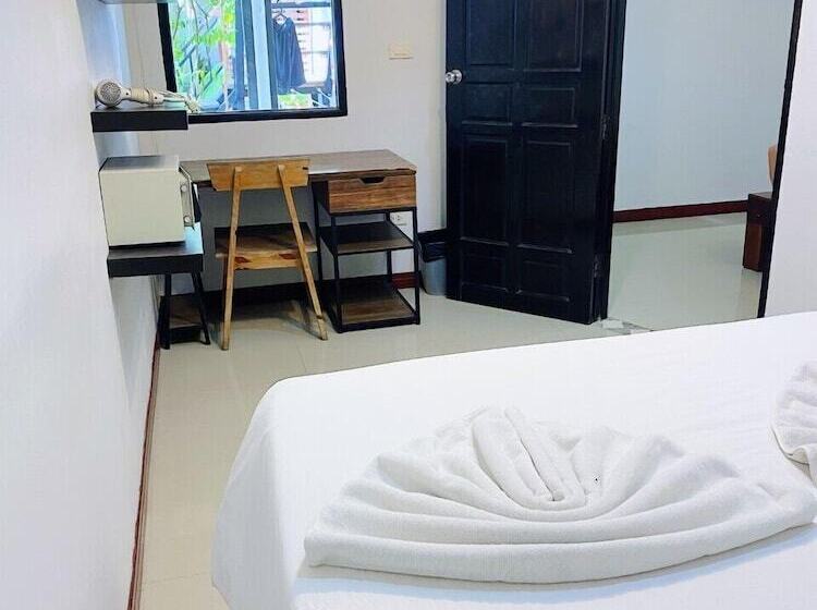 家庭间, The Reef Hotel & Studios