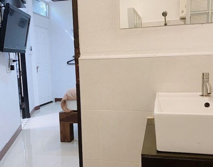 家庭间, The Reef Hotel & Studios