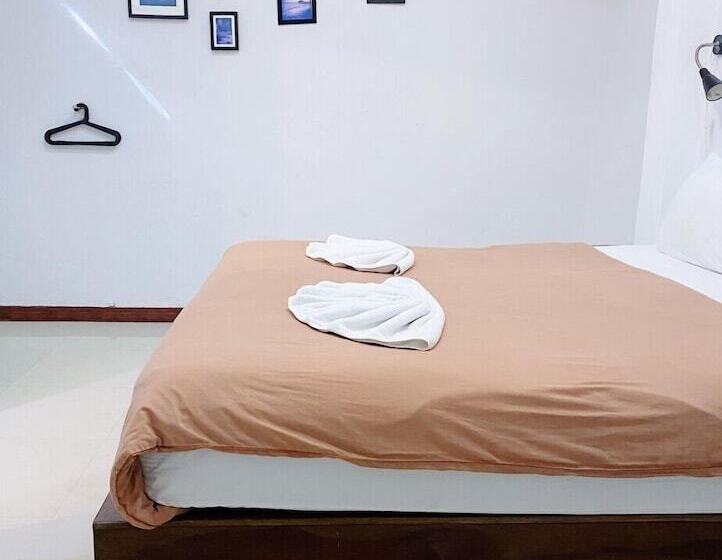 家庭间, The Reef Hotel & Studios