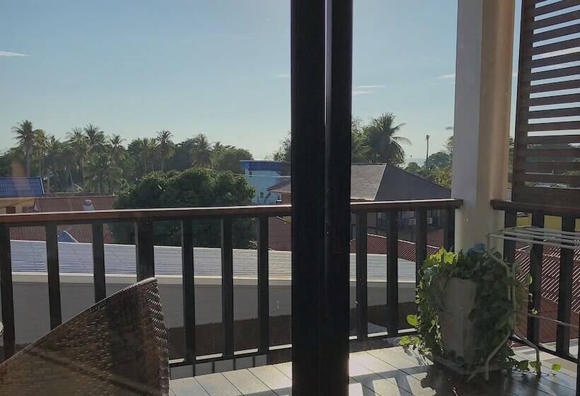اتاق لوکس با بالکن, The Reef Hotel & Studios