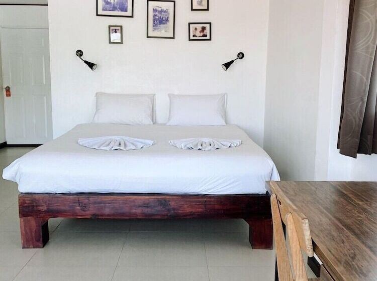 اتاق لوکس با بالکن, The Reef Hotel & Studios
