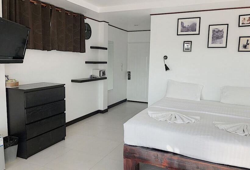 اتاق لوکس با بالکن, The Reef Hotel & Studios