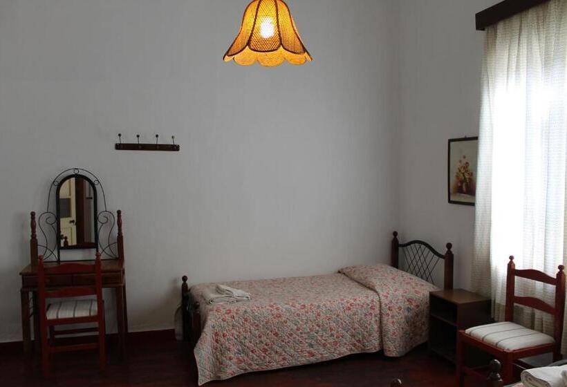 غرفة قياسية ثلاثية, Trianon