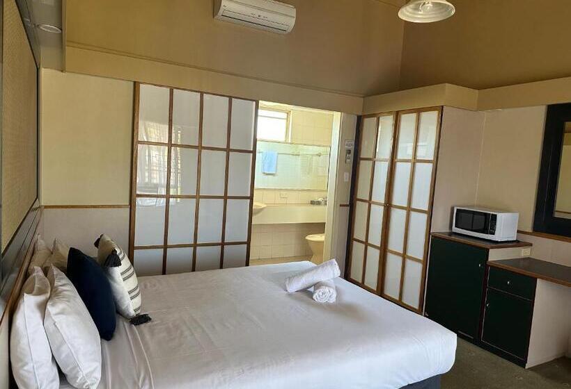 اتاق اجرایی, The Tower