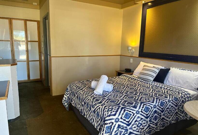 اتاق اجرایی, The Tower