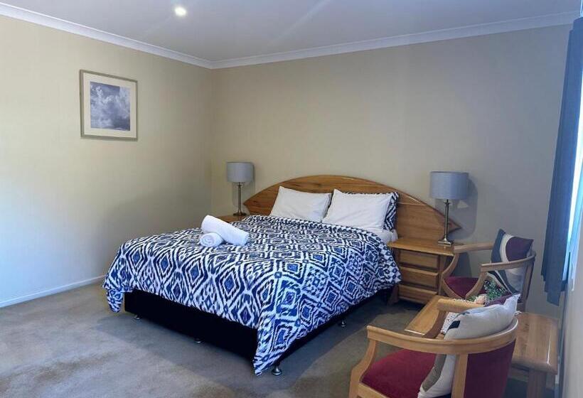 اتاق لوکس, The Tower