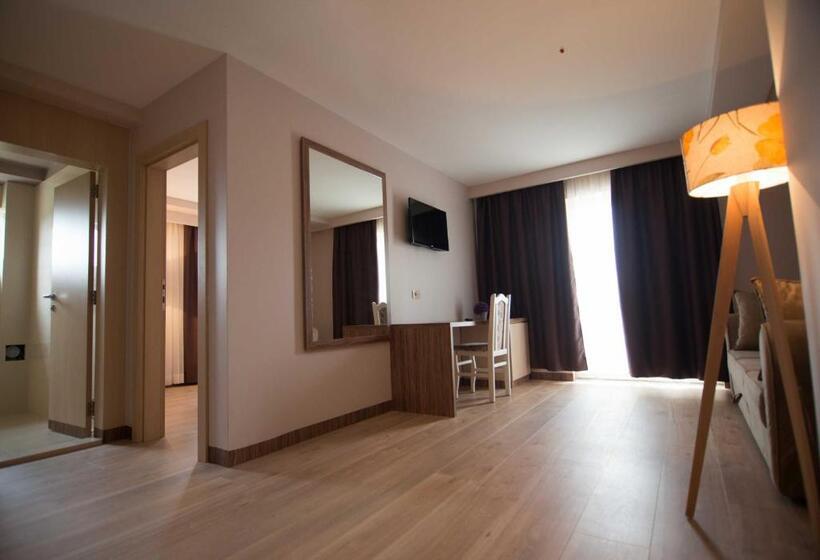 اتاق لوکس با بالکن, Wine Hotel Cesarica