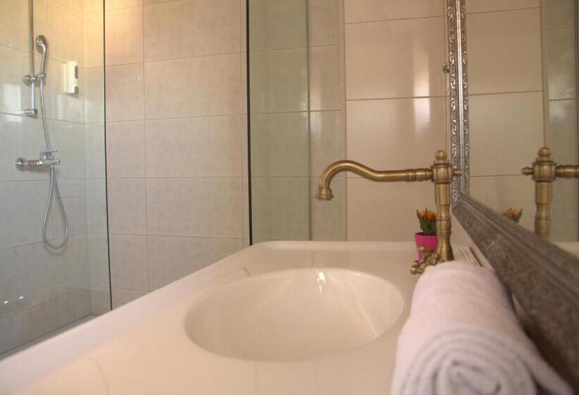 اتاق لوکس با بالکن, Wine Hotel Cesarica