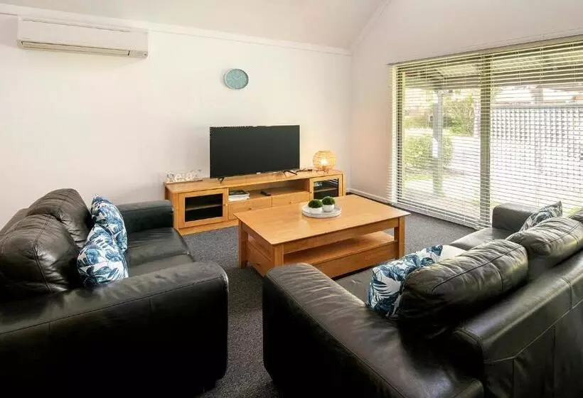 Villa 2 Makuuhuonetta, Bayshore Beachside Resort