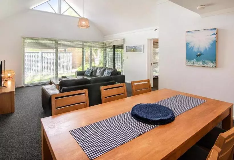 Villa 2 Makuuhuonetta, Bayshore Beachside Resort