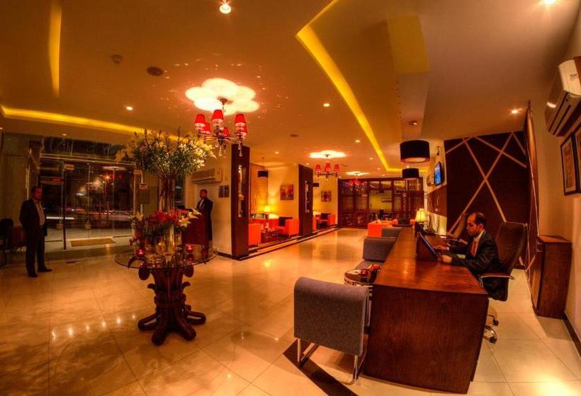 Junior Suite, Meneur