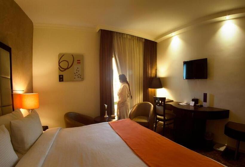 Junior Suite, Meneur